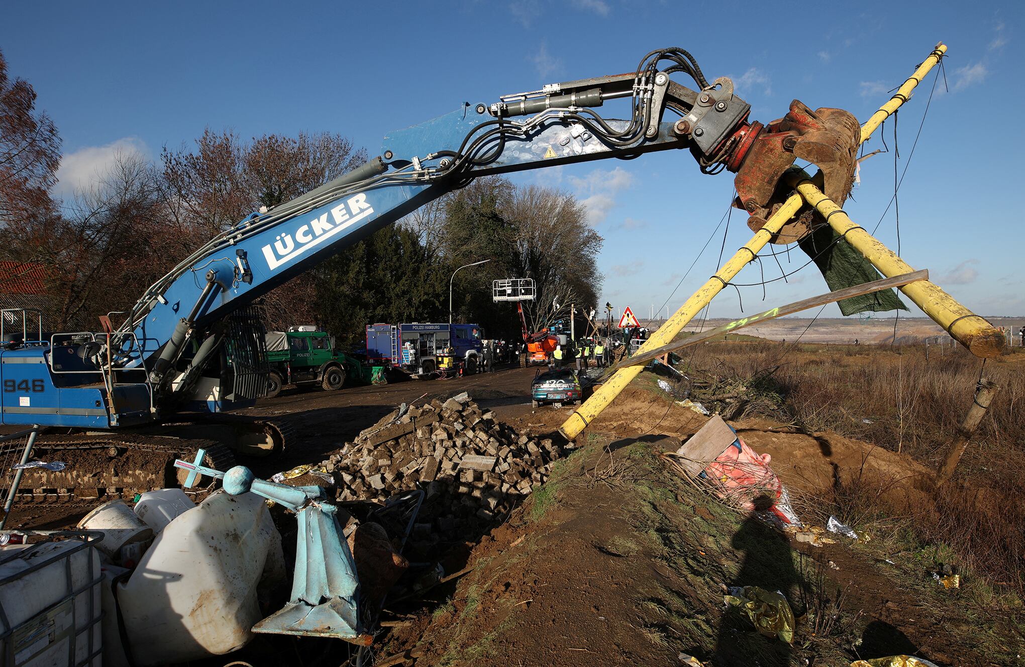 En imágenes : La policía avanza contra manifestantes de la mina de carbón atrincherados en un pueblo alemán abandonado.
