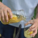 El agua tibia con limón puede traer grandes beneficios para el organismo.