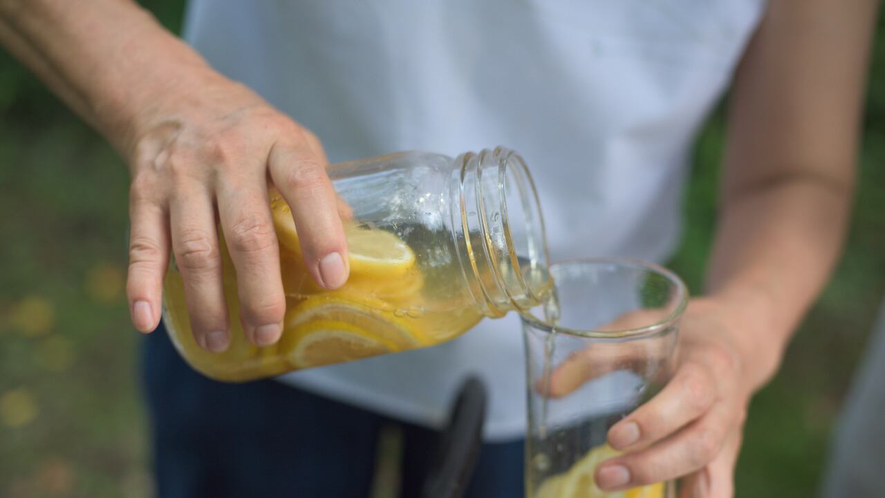 El agua con limón puede traer grandes beneficios para el organismo.