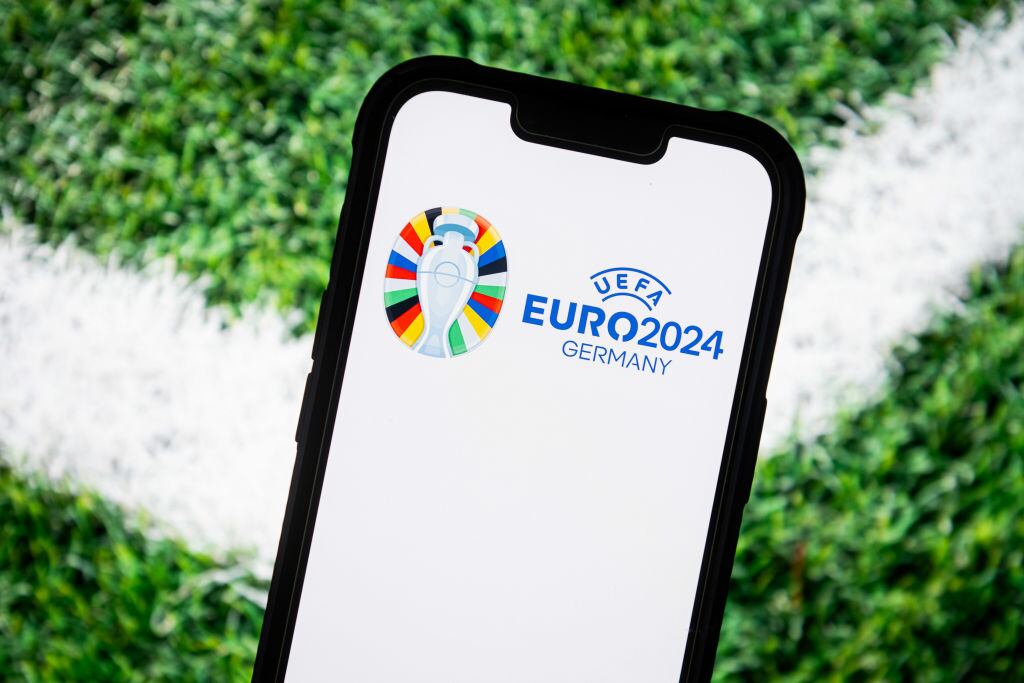 En esta ilustración fotográfica se ve el logotipo de la UEFA Euro 2024 de Alemania en un teléfono inteligente (Ilustración fotográfica de Mateusz Slodkowski/SOPA Images/LightRocket vía Getty Images)