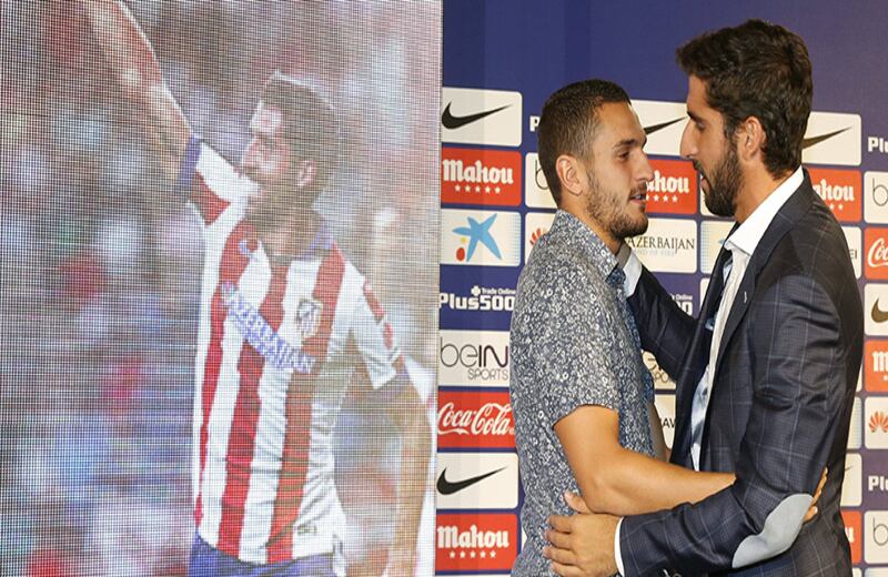 Raúl García, nuevo jugador del Athletic, junto a Koke Resurrección, durante la rueda de prensa de despedida del Atlético de Madrid. 