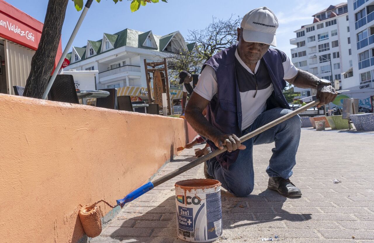 La vía peatonal de San Andrés también se revistió de colores vivos para demostrar que cuidar las calles y playas es un acto de amor colectivo, no solo hacia la naturaleza, sino hacia todos los que habitan en ella: especies de fauna y flora, residentes, turistas y futuras generaciones que merecen vivir en un entorno saludable.