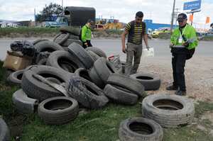 Además de la recolección de las llantas, funcionarios de la Secretaría de Ambiente sensibilizaron a los comerciantes y demás ciudadanos de esta concurrida zona bogotana sobre el uso, reutilización y correcta disposición de las llantas usadas de automóviles, camperos, camionetas, buses, busetas, volquetas y camiones.