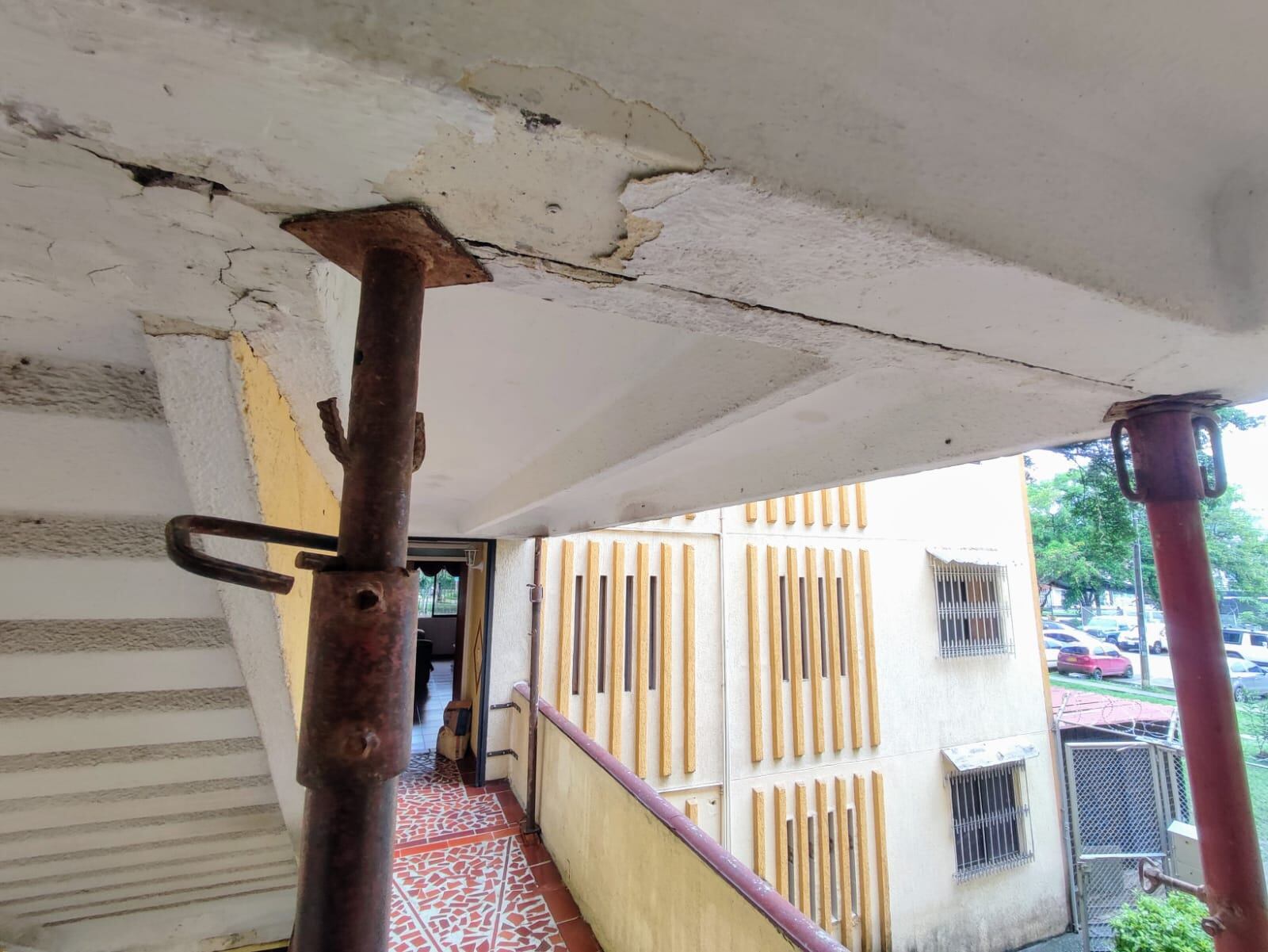 Las torres que se deben evacuar preventivamente son las E, F y G, mientras se realizan los estudios de vulnerabilidad y suelos correspondientes y que indiquen las alternativas estructurales y no estructurales para mitigar el riesgo.