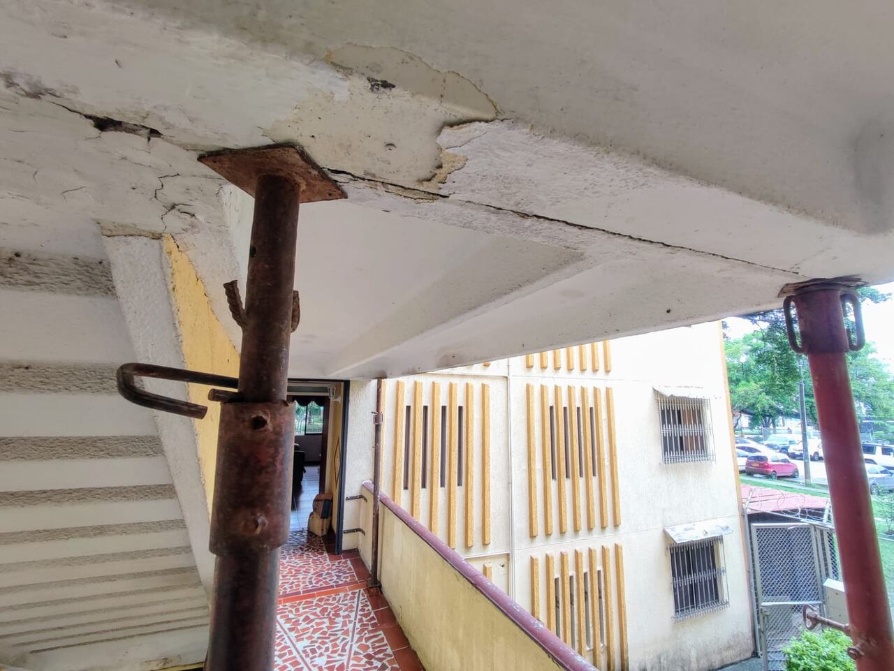 Las torres que se deben evacuar preventivamente son las E, F y G, mientras se realizan los estudios de vulnerabilidad y suelos correspondientes y que indiquen las alternativas estructurales y no estructurales para mitigar el riesgo.