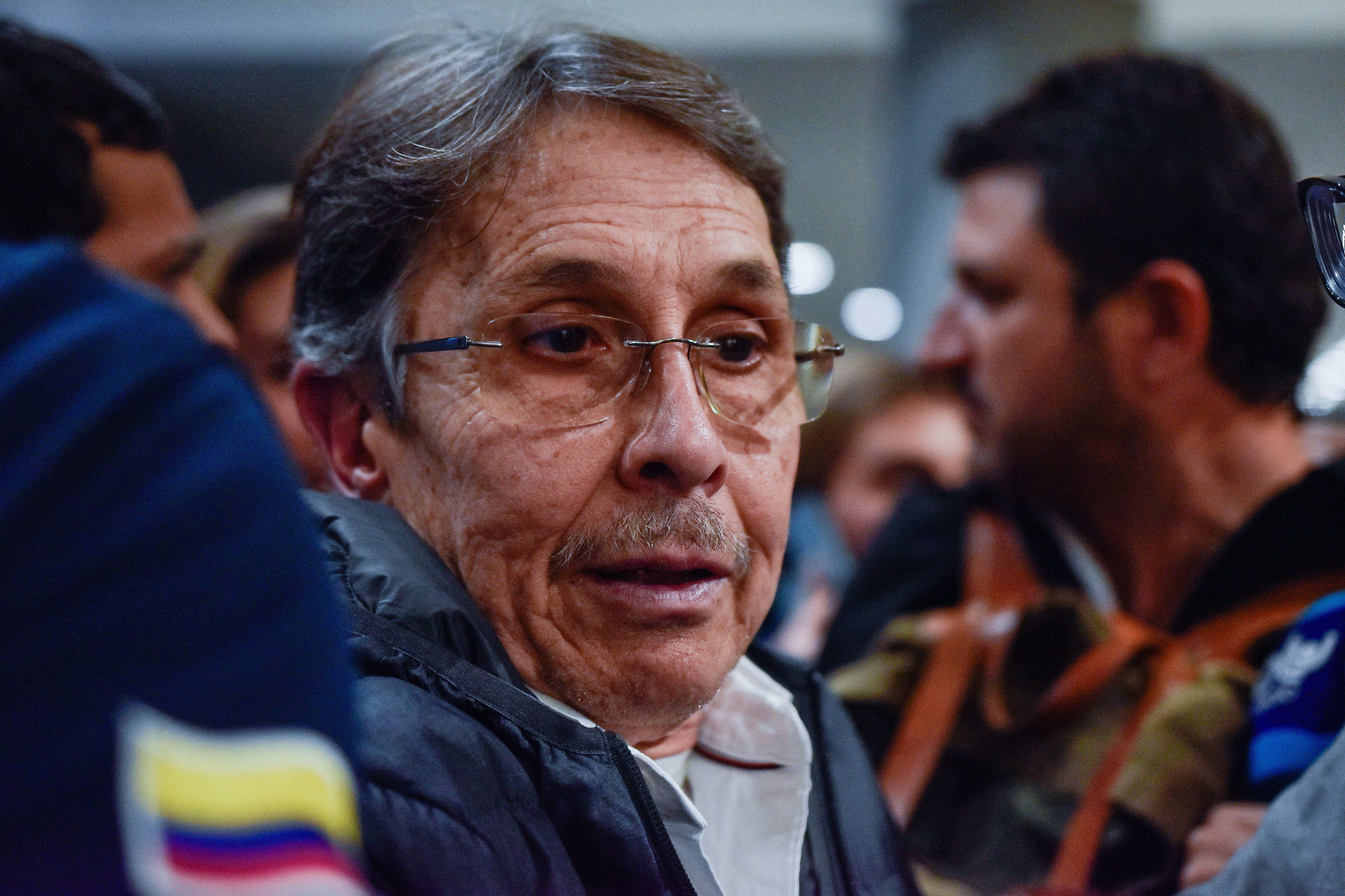 Bogotá. Diciembre 23 de 2024. Fabio Ochoa, ex narcotraficante, regresó a Colombia tras cumplir más de 20 años de condena en Estados Unidos. Al aterrizar en el Aeropuerto Internacional El Dorado, fue recibido por su familia y, ante los medios de comunicación, ofreció unas palabras. (Colprensa - Cristian Bayona).