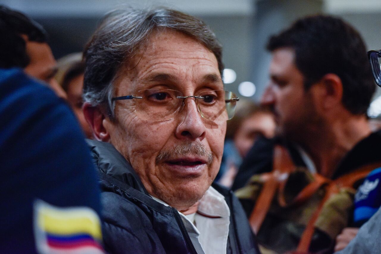 Bogotá. Diciembre 23 de 2024. Fabio Ochoa, ex narcotraficante, regresó a Colombia tras cumplir más de 20 años de condena en Estados Unidos. Al aterrizar en el Aeropuerto Internacional El Dorado, fue recibido por su familia y, ante los medios de comunicación, ofreció unas palabras. (Colprensa - Cristian Bayona).