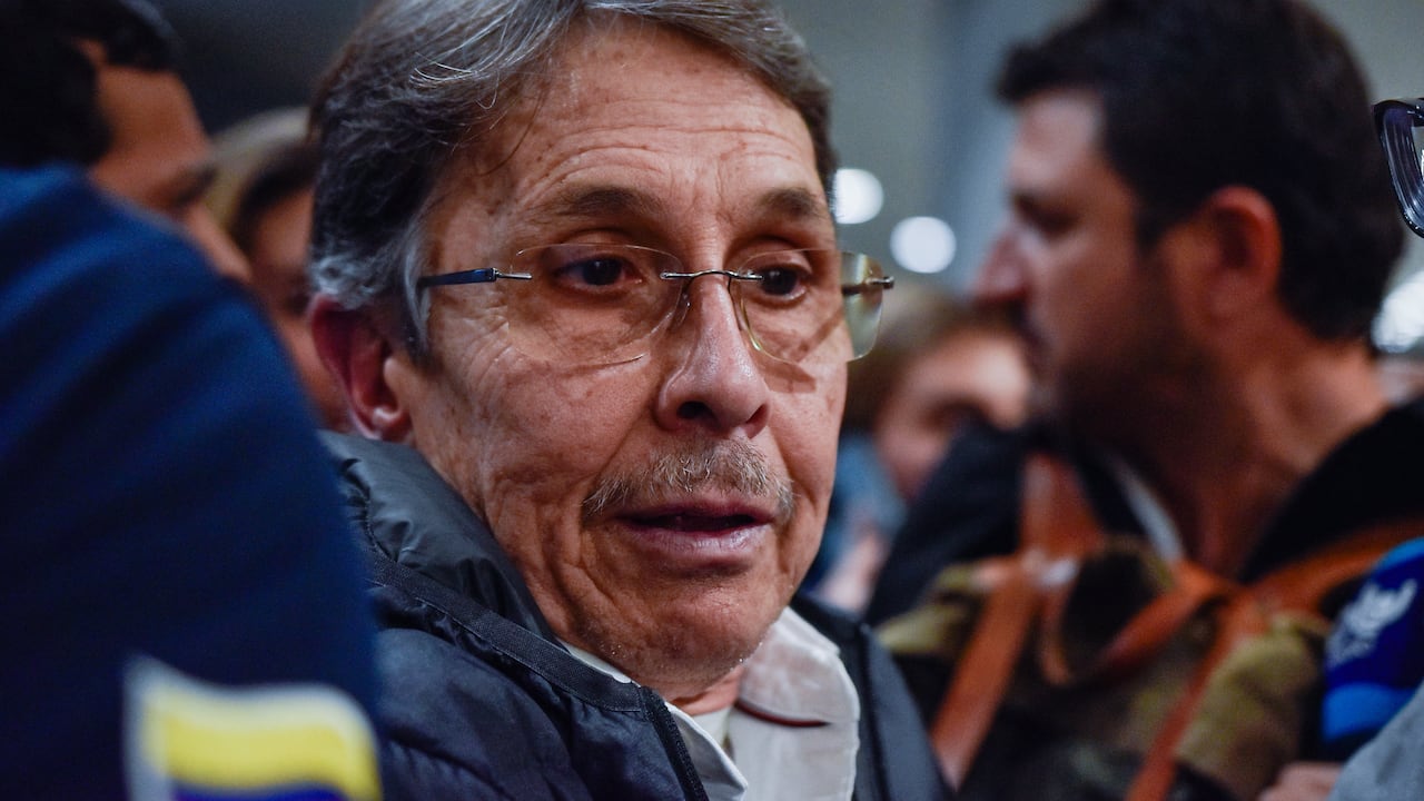 Bogotá. Diciembre 23 de 2024. Fabio Ochoa, ex narcotraficante, regresó a Colombia tras cumplir más de 20 años de condena en Estados Unidos. Al aterrizar en el Aeropuerto Internacional El Dorado, fue recibido por su familia y, ante los medios de comunicación, ofreció unas palabras. (Colprensa - Cristian Bayona).