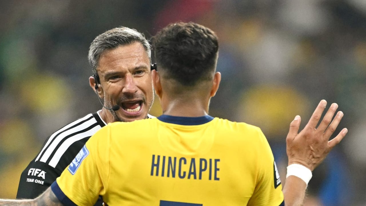 Slavko Vincic, árbitro esloveno, le enseñó la tarjeta roja a Piero Hincapié.