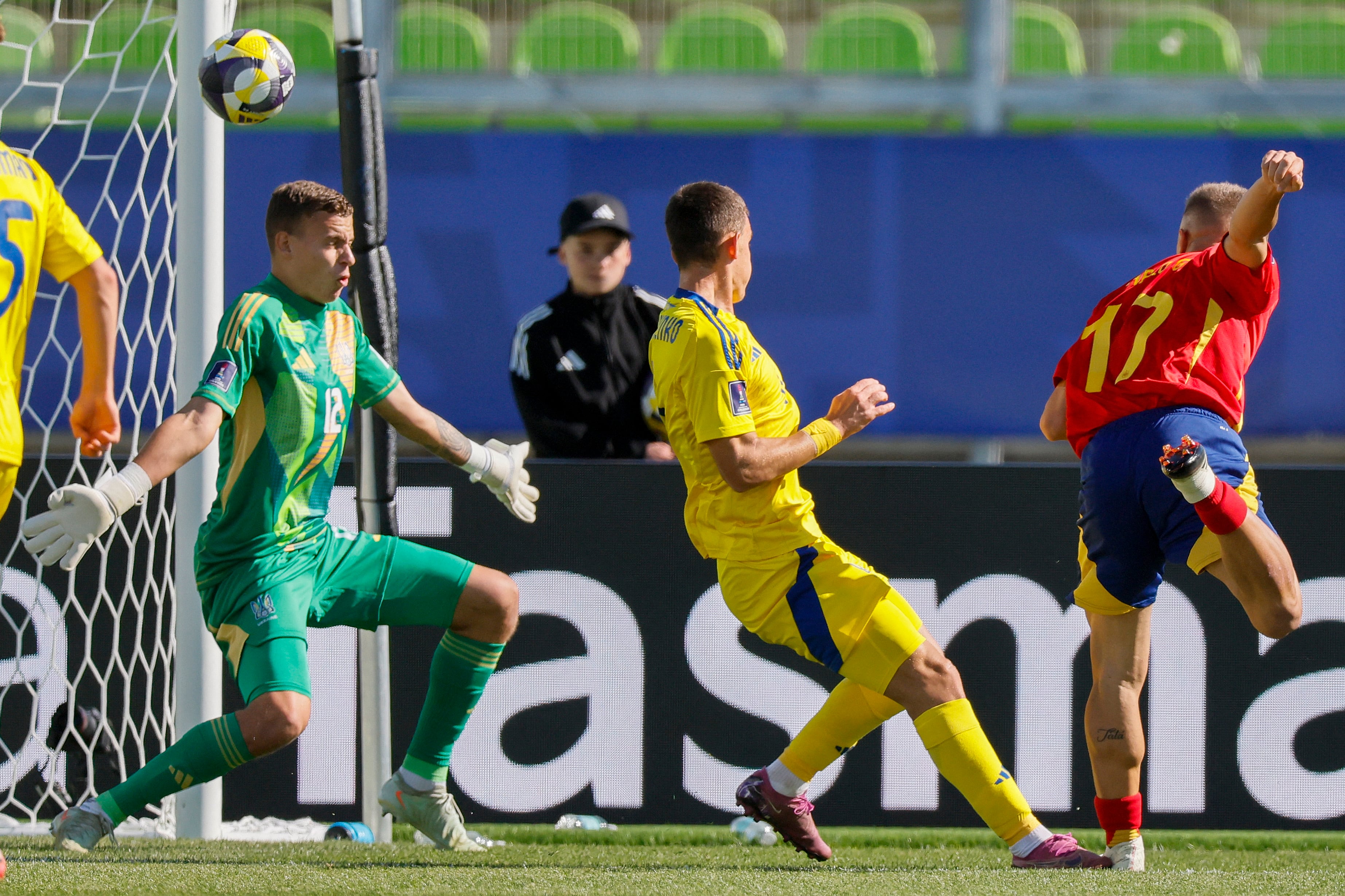 Futbol, Ucrania vs Espana.
Mundial sub 20, Chile 2025.
El jugador de Espana Pablo Garcia, derecha, marca un gol contra Ucrania durante un partido de eliminacion directa de los octavos de final del mundial sub 20 disputado en el estadio Elias Figueroa de Valparaiso, Chile.
07/10/2025
Andres Pina/Photosport
Football, Ukrania vs Spain.
U-20 World Cup Championship.
Spain�s player Pablo Garcia, right, scores against Ukrania during a U-20 World Cup, round of 16 knock out match, at the Elias Figueroa stadium in Valparaiso, Chile.
07/10/2025
Andres Pina/Photosport (Photo by ANDRES PINA/PHOTOSPORT / Photosport via AFP)