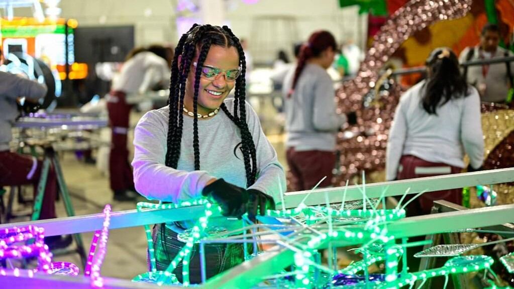 Creación de los adornos que se instalarán en calles de Cartagena.