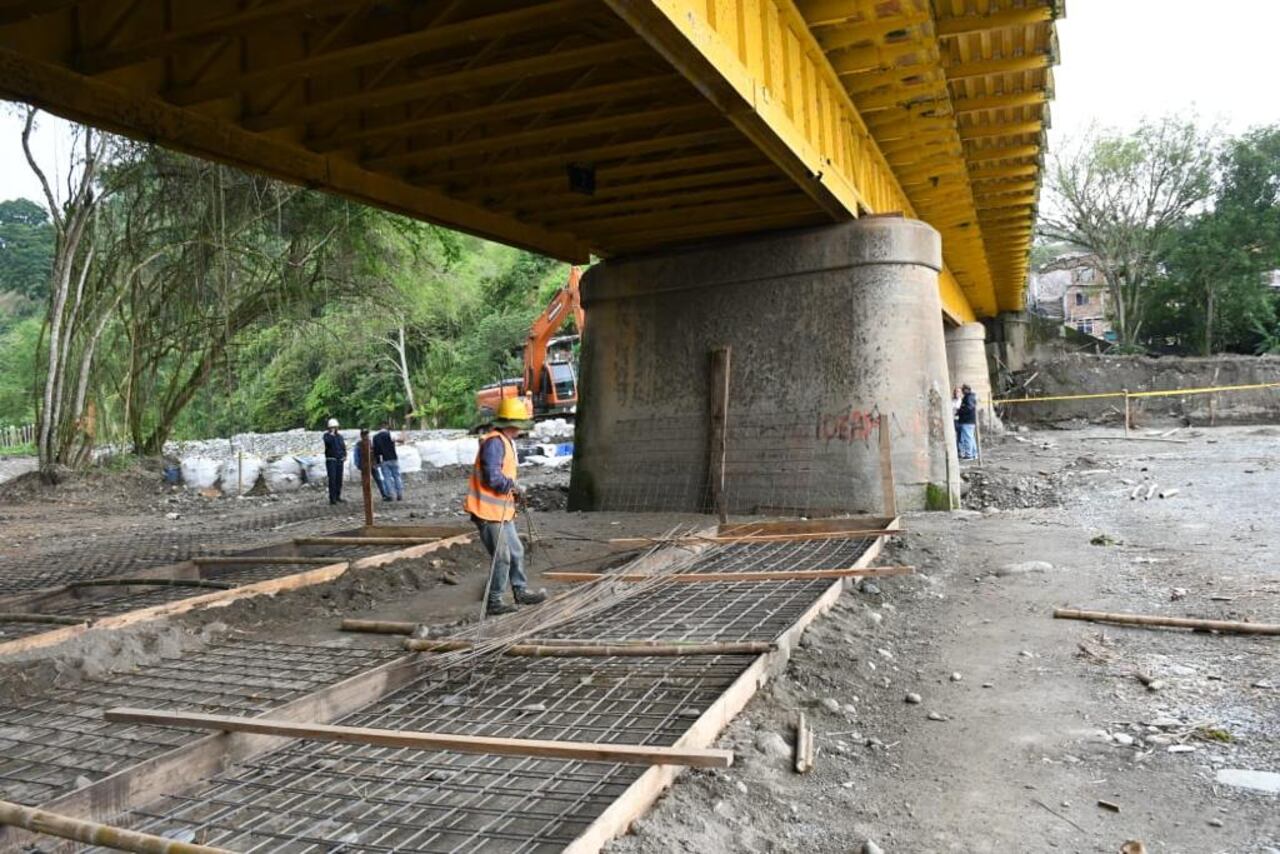 Carril provisional para vehículos en el puente de Barragán que conecta los departamentos del Valle y Quindío, estaría listo en un mes.