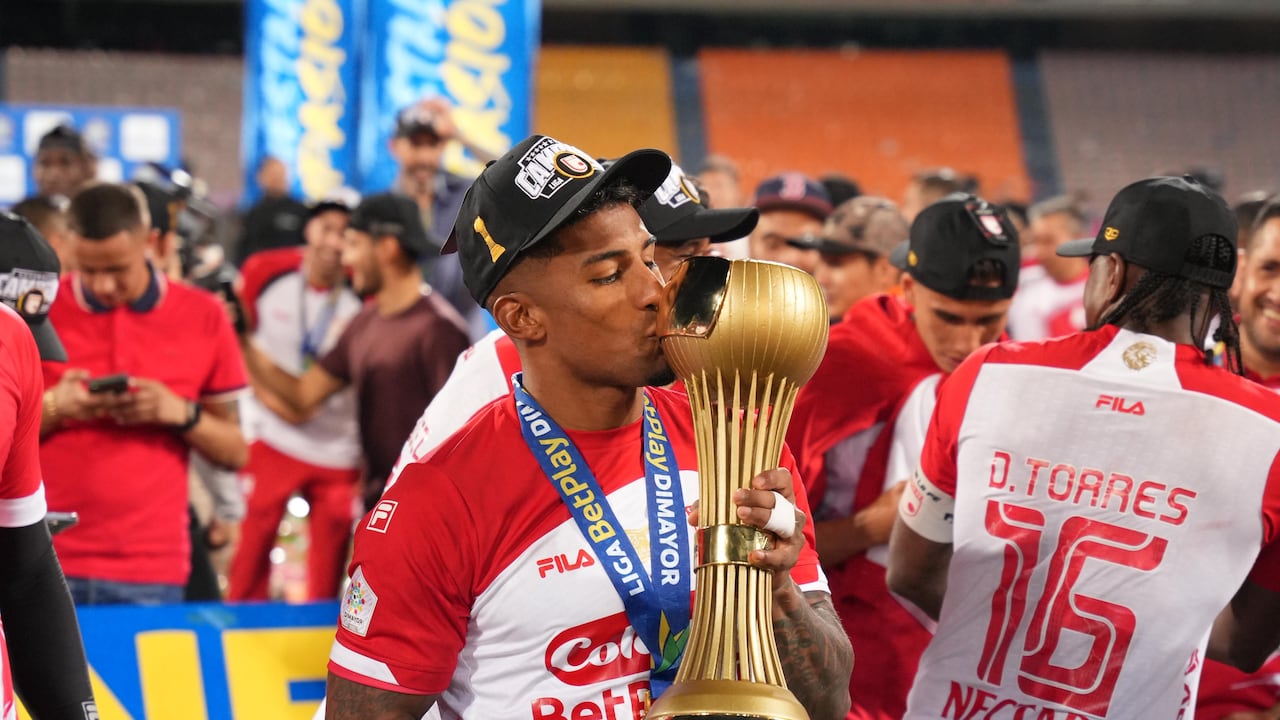 Harold Mosquera besando el trofeo de la Liga BetPlay.