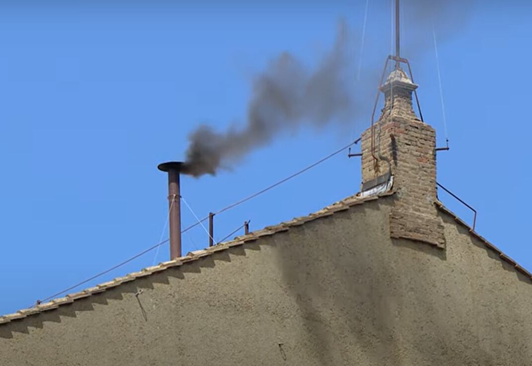 Las miles de personas congregadas a mediodía en la plaza vaticana de San Pedro acogieron entre aplausos y decepción la segunda fumata negra desde el miércoles por la noche. Los cardenales deben votar de nuevo en la tarde para escoger al sucesor de Francisco. Foto: Vatican News