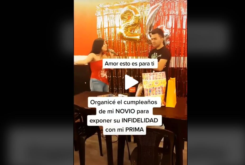 El hombre se vio acorralado después de que la mujer empezara a cantar.