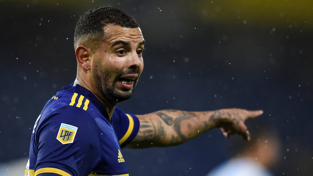 BUENOS AIRES, ARGENTINA - AUGUST 08: Edwin Cardona of Boca Juniors gestures during a match between Boca Juniors and Argentinos Juniors as part of Torneo Liga Profesional 2021 at Estadio Alberto J. Armando on August 08, 2021 in Buenos Aires, Argentina. (Photo by Marcelo Endelli/Getty Images)