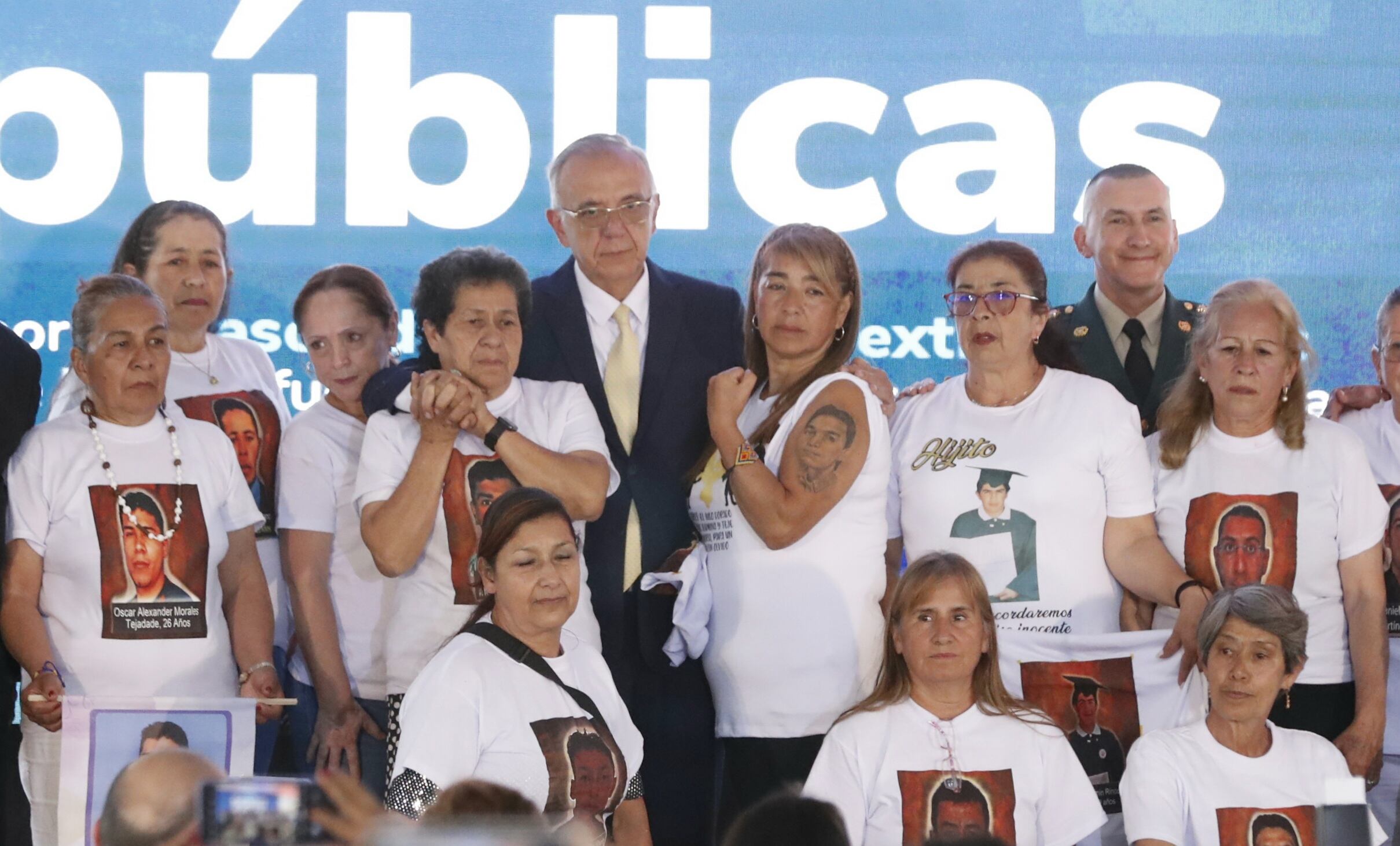 Acto de Excusas Públicas por los casos de ejecuciones extrajudiciales de las que fueron víctimas jóvenes residentes en Bogotá y Soacha. Plaza de Bolívar