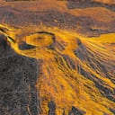 Imagen de radar de NISAR del volcán Krasheninnikov, en Kamchatka, cuya lava avanzó durante meses tras la erupción de 2025.
