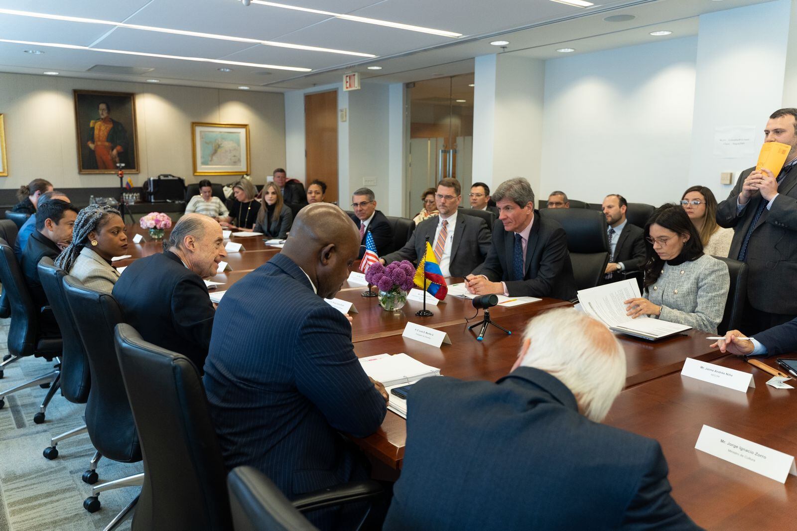 Álvaro Leyva  y miembros del Gobierno colombiano en reunión con el secretario de Estado Antony Blinken.