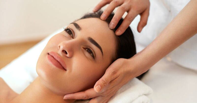 La medicina alternativa ofrece numerosas opciones para tratar el dolor de cuello, tales como la acupuntura, la quiropraxia y los masajes. 