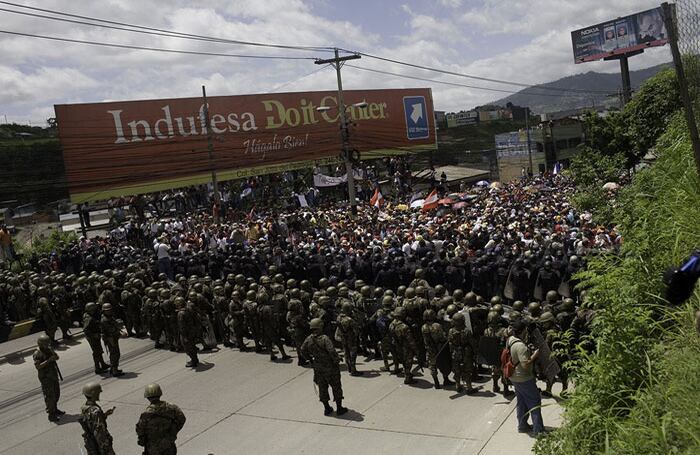 La tropa que protagonizó el golpe de Estado liderado por Roberto Micheletti comenzó a inquietarse con la multitud que gritaba vivas a Zelaya.