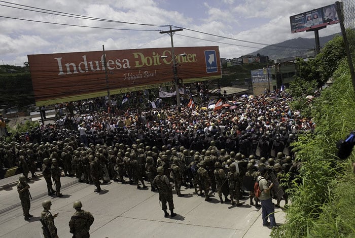 La tropa que protagonizó el golpe de Estado liderado por Roberto Micheletti comenzó a inquietarse con la multitud que gritaba vivas a Zelaya.