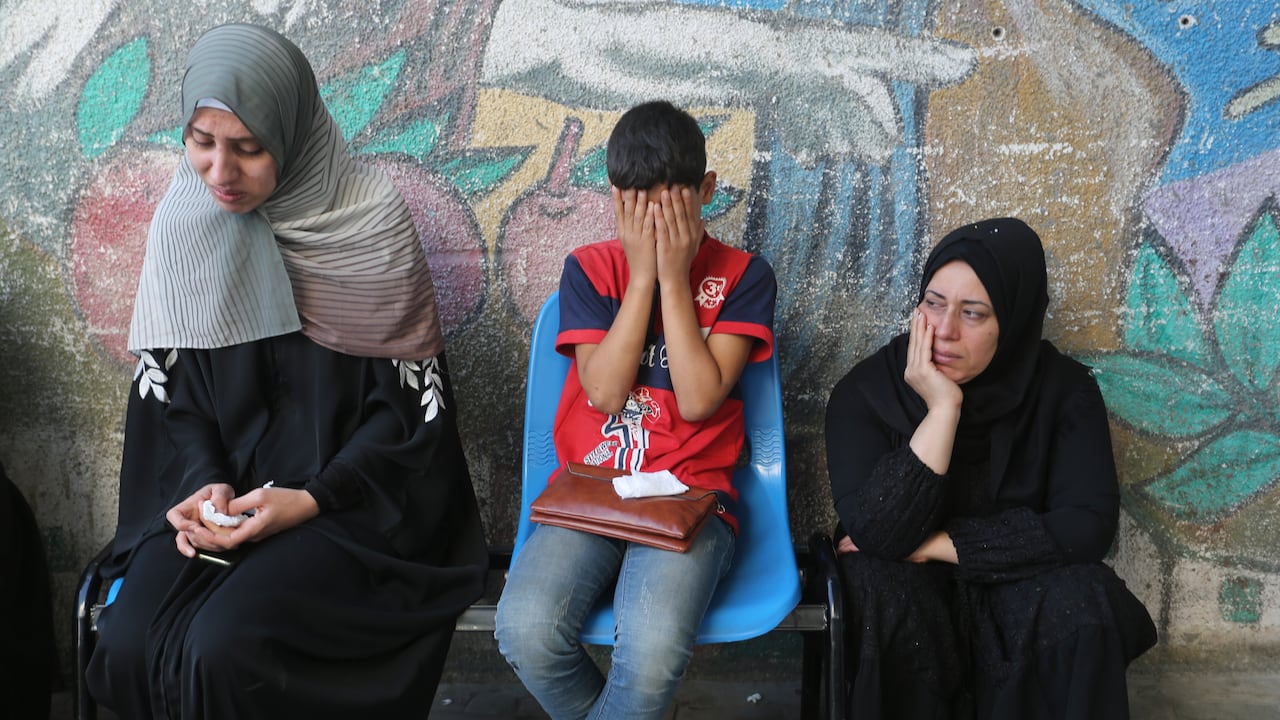 Los palestinos lloran a sus familiares muertos en el bombardeo israelí de la Franja de Gaza en Rafah, el lunes 30 de octubre de 2023.
