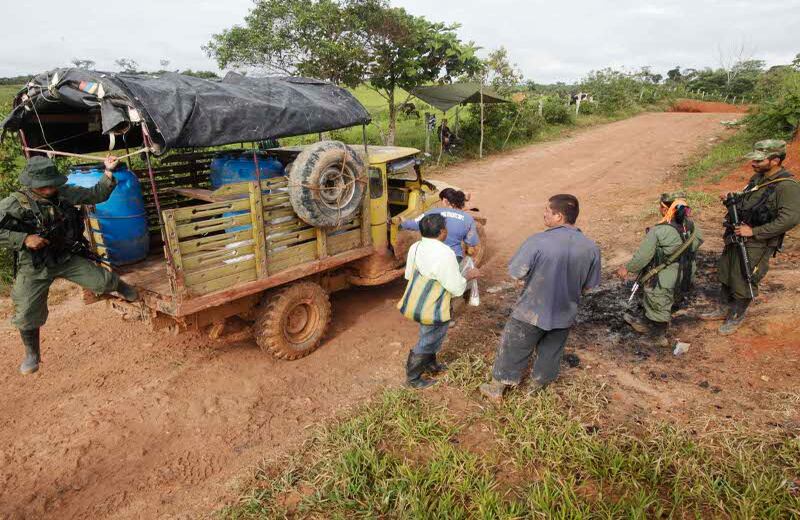 Durante la entrega del reportero la guerrilla abordó a los habitantes.