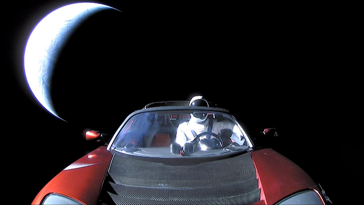 SpaceX, empresa de Elon Musk, lanzó un Tesla Roadster al espacio exterior en 2018.