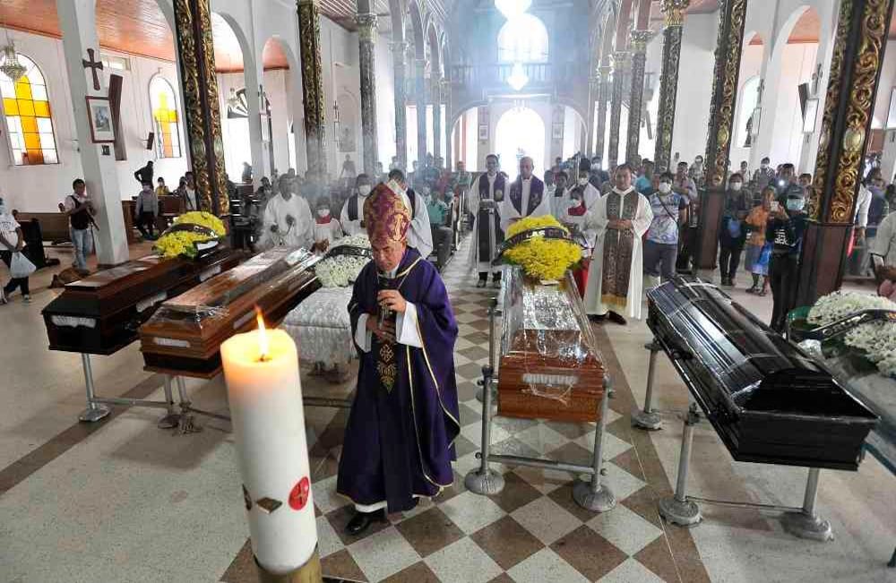 El obispo de la Diocesis de Mocoa, monseñor Luis Albeiro Maldonado, camina durante una misa el martes 4 de abril de 2017, en medio de los feretros de las víctimas mortales que perdieron la vida el pasado 31 de marzo,  en la avalancha producida por el desbordamiento de los ríos tres ríos Mocoa, Mulato y Sangoyaco. Hasta el momento la tragedia deja un saldo de 280 personas muertas,  entre ellas 144 niños. Foto: Carlos Julio Martínez / Enviado Especial de Semana
