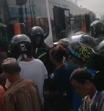 La comunidad vandalizó el articulado