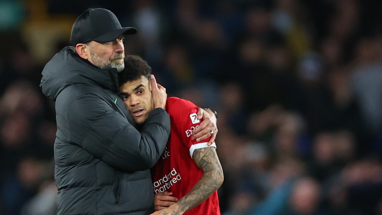 Jürgen Klopp abrazando a Luis Díaz, uno de sus dirigidos en Liverpool