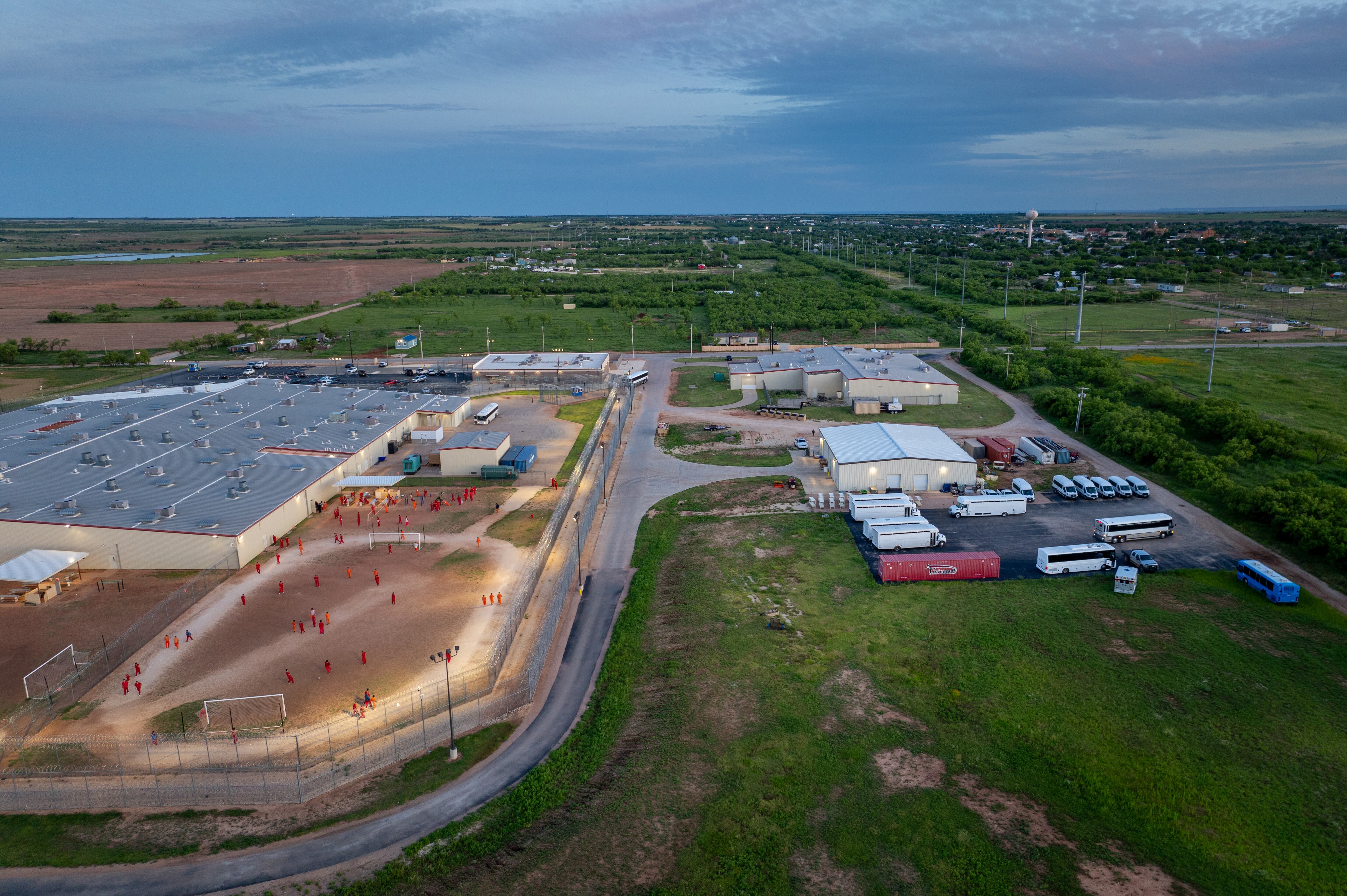 En una vista aérea, se observa a reclusos en el patio del Centro de Detención Bluebonnet el 12 de mayo de 2025 en Anson, Texas. El Servicio de Inmigración y Control de Aduanas (ICE) comenzó a transferir a inmigrantes indocumentados detenidos al Centro de Detención Bluebonnet