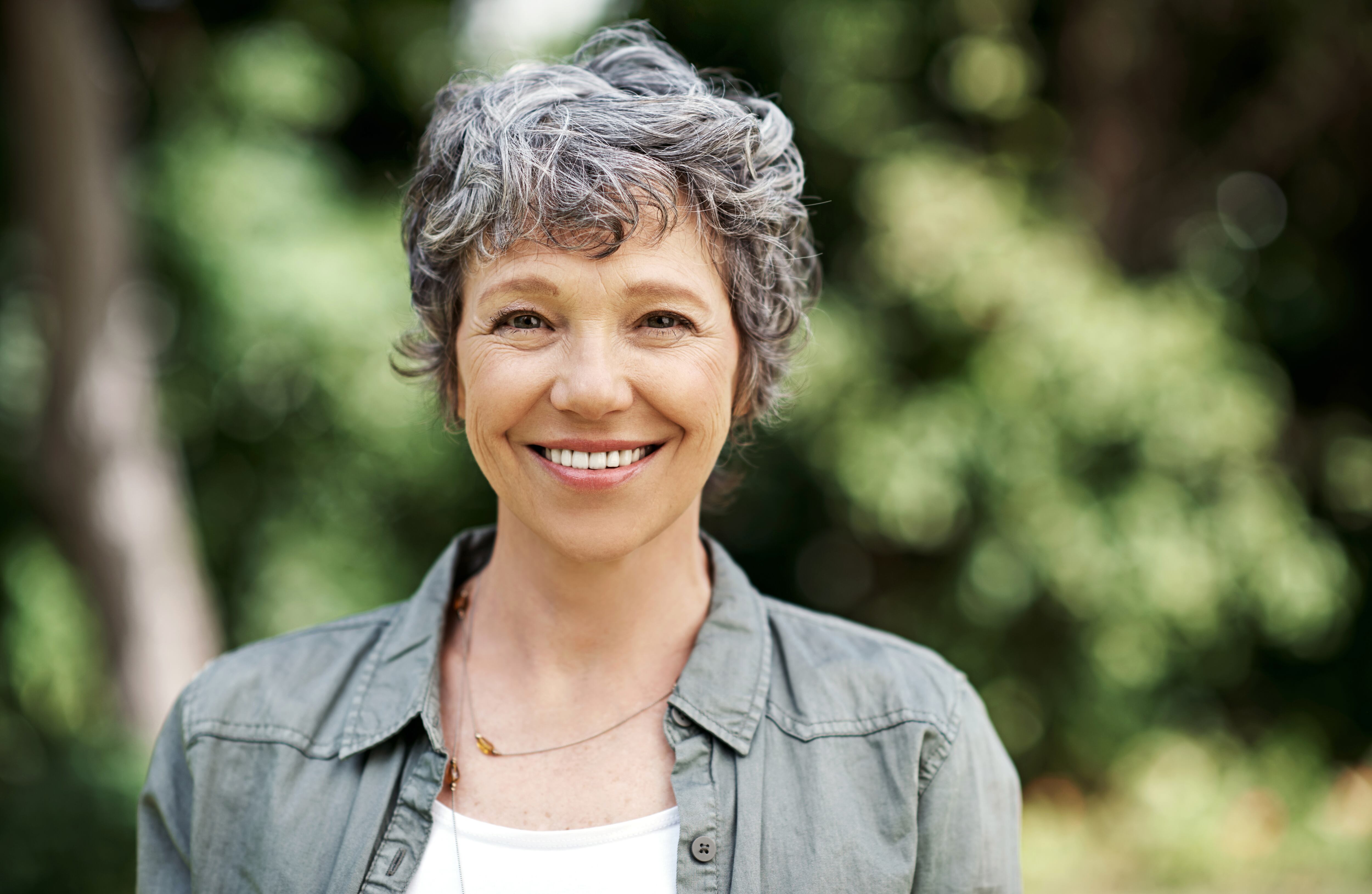 Las personas jóvenes también pueden tener canas