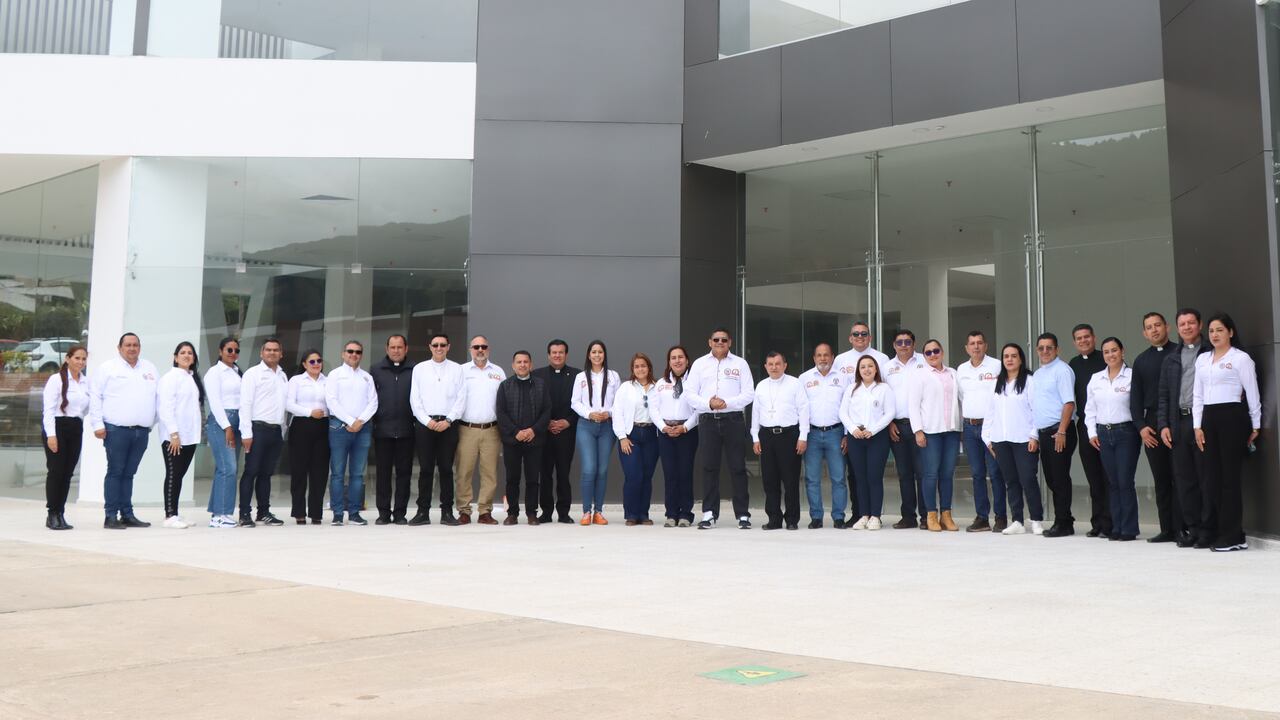 La Alta dirección de la Universidad de Pamplona en cabeza del Dr. Ivaldo Torres Chávez en compañía del Arzobispo monseñor Jorge Alberto Ossa Soto y padres de la Arquidiócesis de nueva Pamplona en la sede principal de la Institución de Educación Superior.
