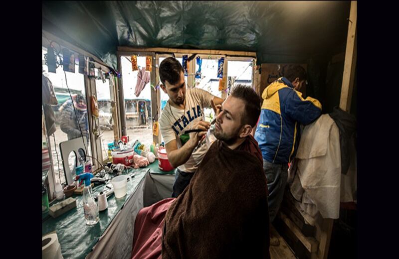Los refugiados han hecho de la "Jungla" una pequeña aldea que cuenta con mercados, iglesias, mezquitas, peluquerías y hasta una emisora de radio.Foto: Philippe Huguen / AFP 