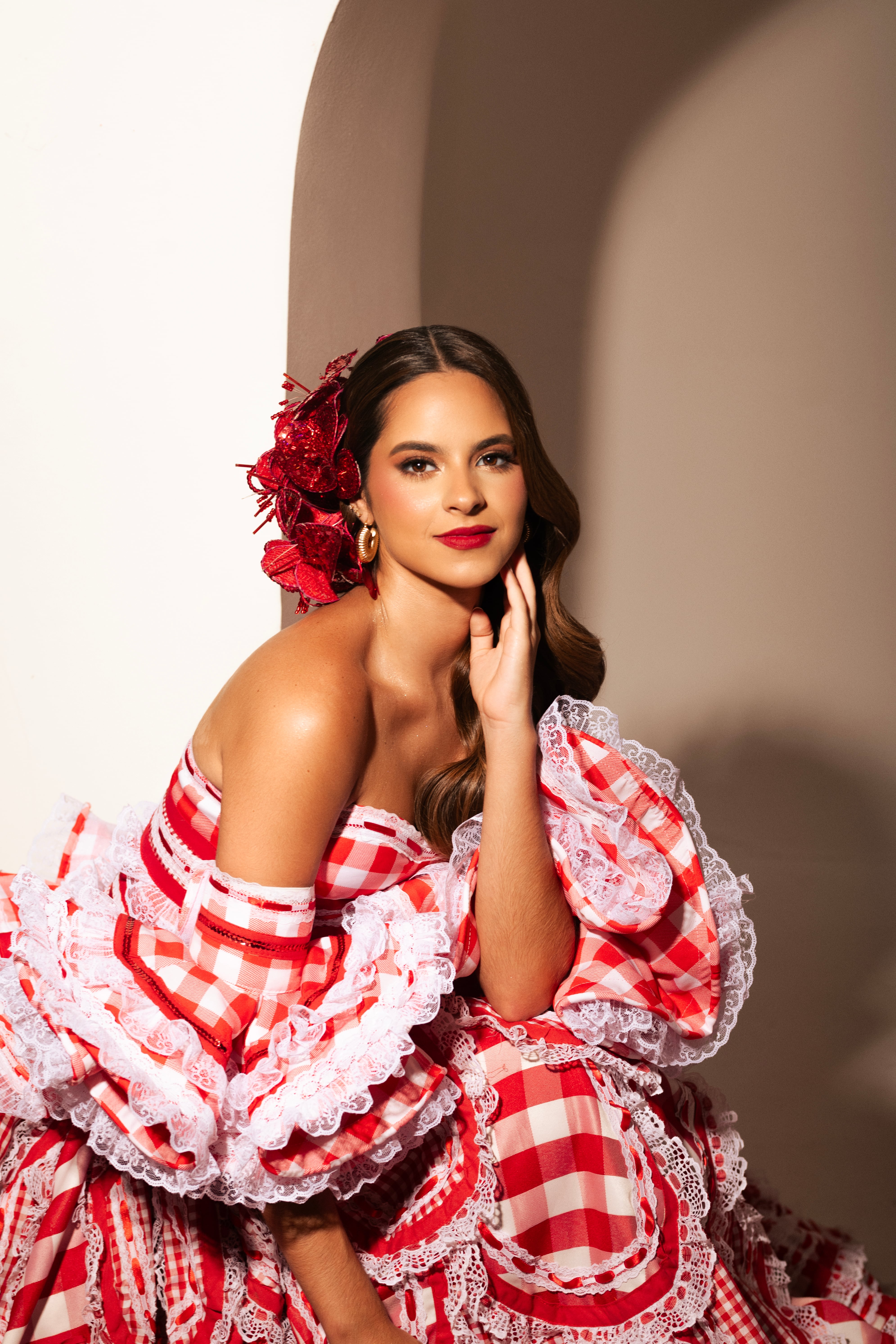 Salwa Maloof Habib, la nueva reina del Carnaval de Barranquilla 2027.
La barranquillera de 24 años es profesional de Relaciones Internacionales y fue diplomática en la Embajada de la República Dominicana en Madrid.
