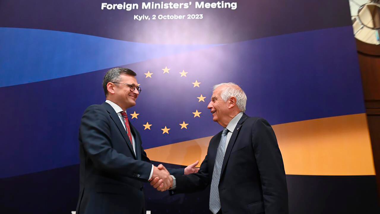 En esta imagen publicada por la cuenta de X, antes Twitter, de Dmytro Kuleba, el lunes 2 de octubre de 2023, el ministro ucraniano de Exteriores, Dmytro Kuleba, a la izquierda, y el Alto Representante de Asuntos Exteriores, Josep Borrell, se estrechan la mano en la apertura de una cumbre informal de ministros de Exteriores de la UE en Kiev, Ucrania. (Cuenta de Dmytro Kuleba en X via AP)