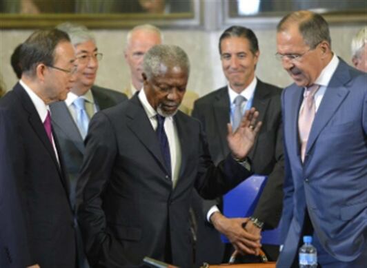 El ministro ruso de Exteriores, Sergey Lavrov, (d), conversa con el enviado especial de Naciones Unidas y la Liga Árabe, Kofi Annan, (c), y el entonces secretario general de Naciones Unidas, Ban Ki-moon, al comienzo de la "cumbre" ministerial del llamado Grupo de Acción para Siria, en Ginebra, Suiza.