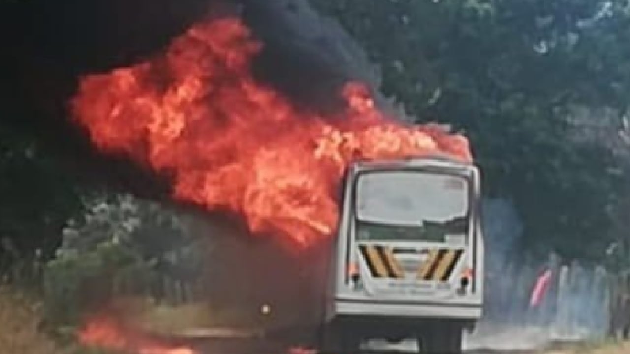 ELN quemó buseta de Transporte Escolar en Paz de Ariporo (Casanare). Foto Twitter @miguelyopal