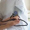 La presión arterial alta se detecta en una consulta médica.