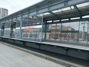 Vandalizan estaciones de TransMilenio.