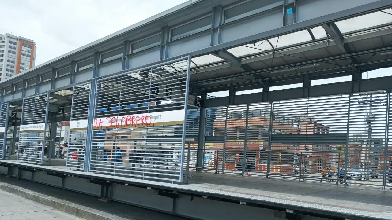 Vandalizan estaciones de TransMilenio.