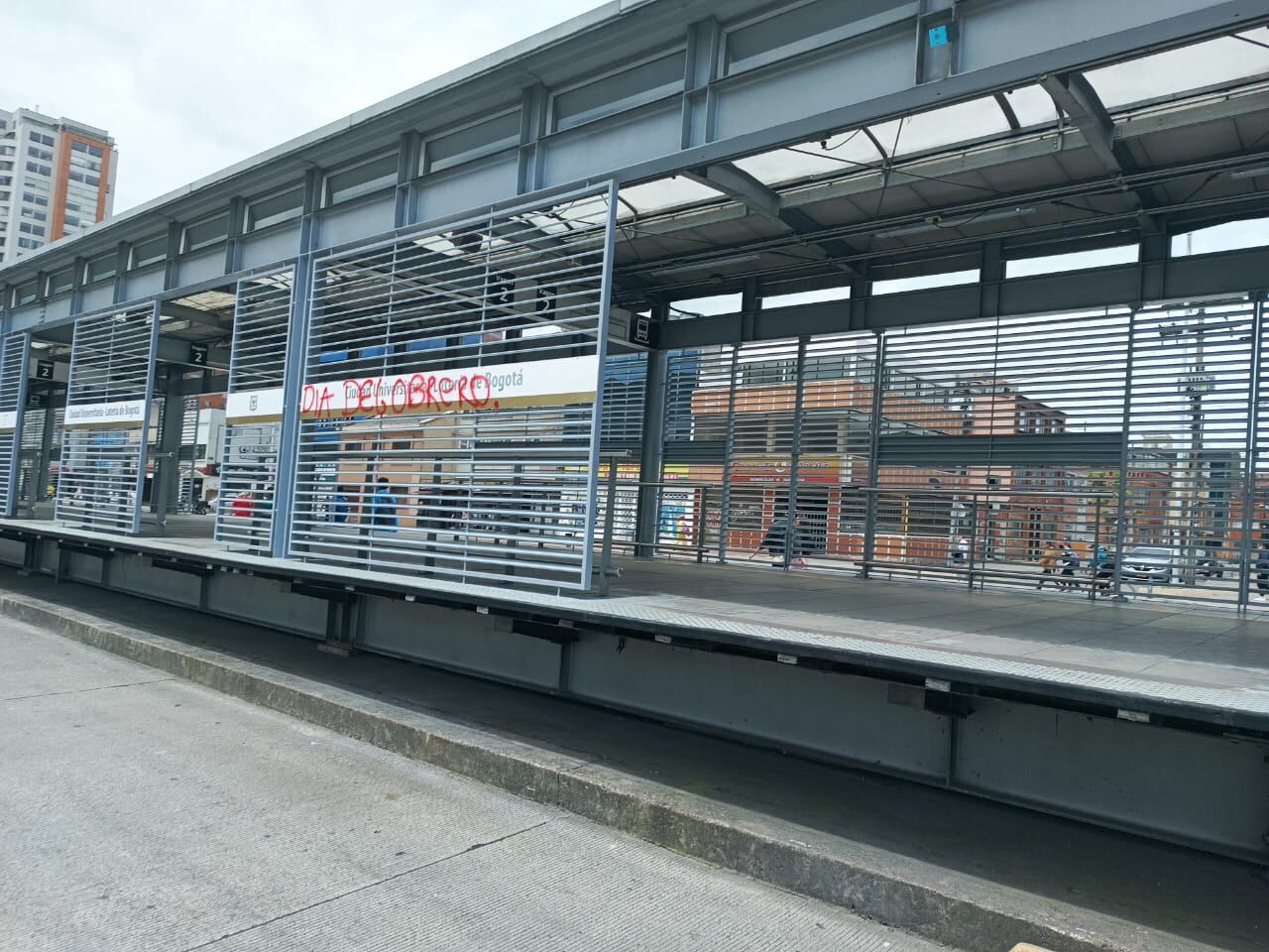 Vandalizan estaciones de TransMilenio.