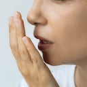 Hay ciertos alimentos que pueden aumentar el riesgo de sufrir mal aliento.