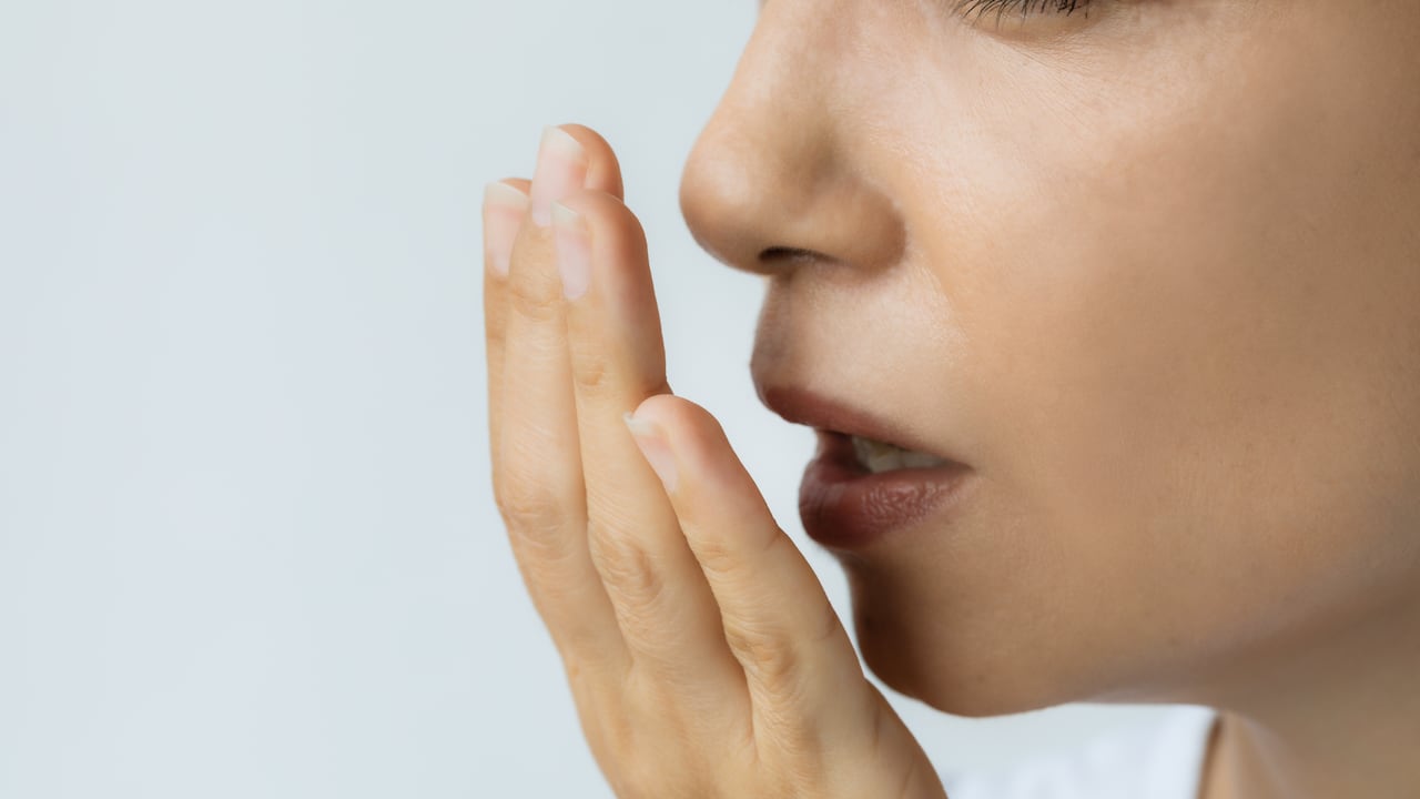 Hay ciertos alimentos que pueden aumentar el riesgo de sufrir mal aliento.