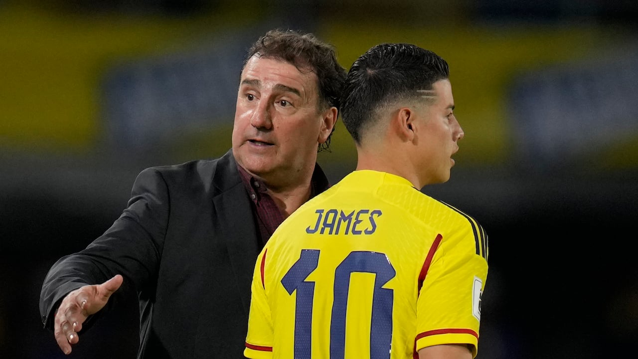 El colombiano James Rodríguez, a la derecha, ingresa al campo como jugador suplente durante un partido de fútbol de clasificación para la Copa Mundial de la FIFA 2026 contra Venezuela en el estadio Metropolitano de Barranquilla, Colombia, el jueves 7 de septiembre de 2023. (Foto AP/Ricardo Mazalan)