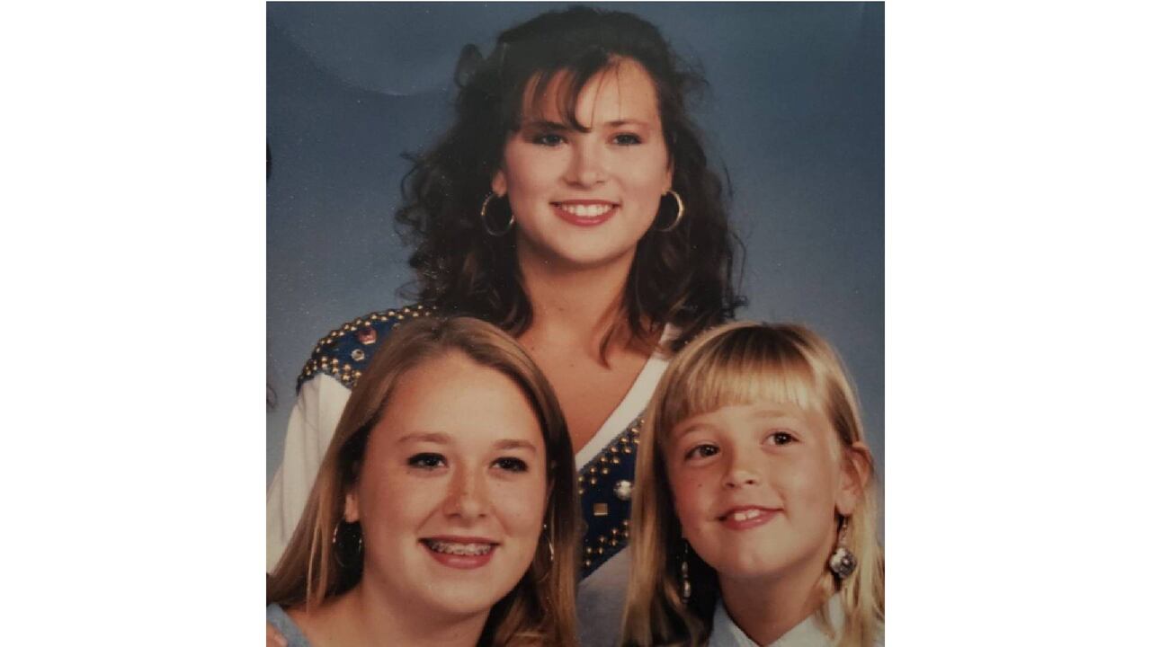 Amy Carlson con sus dos hermanas más pequeñas, Tara Flores (izqda.) y Chelsea Renninger.