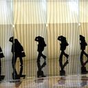 Una mujer se refleja en la pared de espejo del World Financial Center, en Battery Park City en el bajo Mahattan, el 24 de febrero de 2011 (AFP / Timothy A. Clary)
