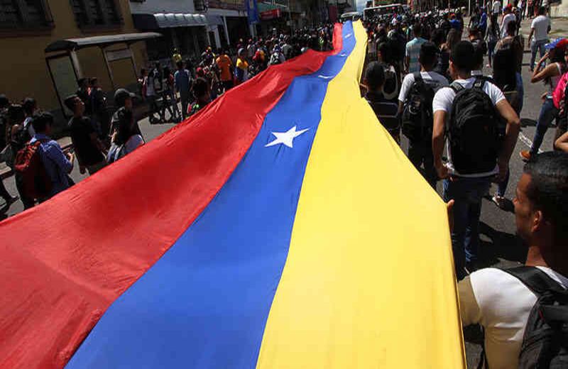 Cerca a la frontera entre Colombia y Venezuela centenares de estudiantes venezolanos salen en protestar en contra del gobierno de Nicolás Maduro, alentados por la mediación que va a tener el Vaticano frente al Golpe de Estado que el pueblo quiere hacerle al presidente de Venezuela.